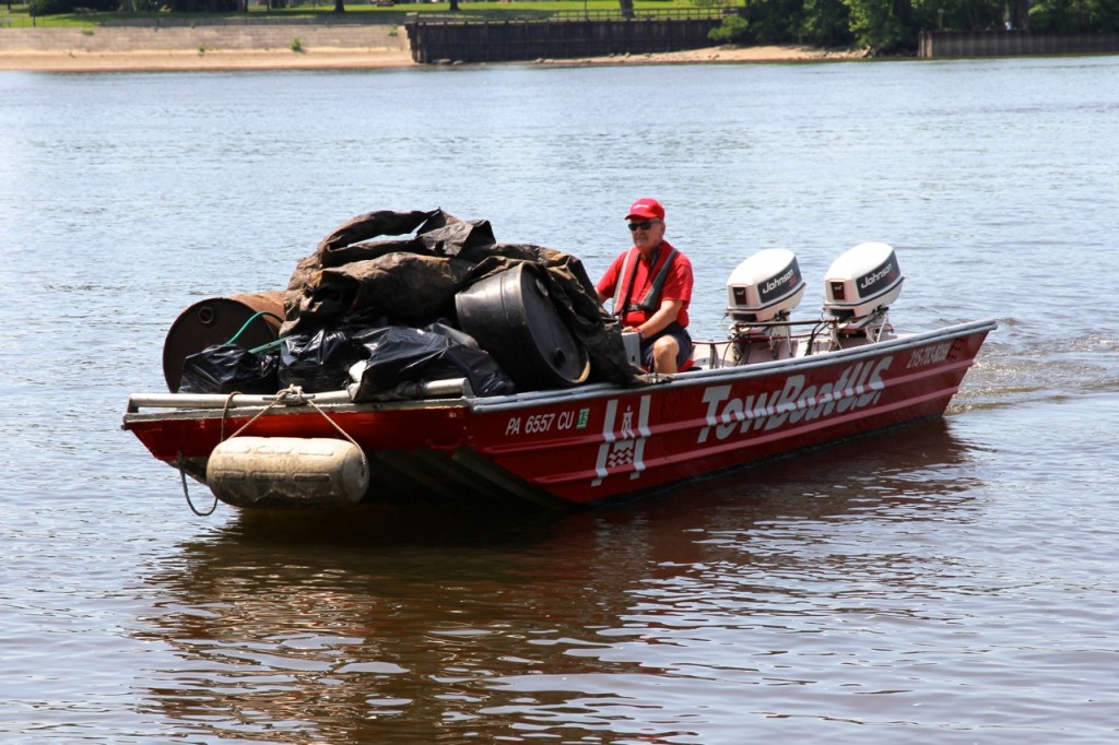 Volunteers Clear Trash From River Banks