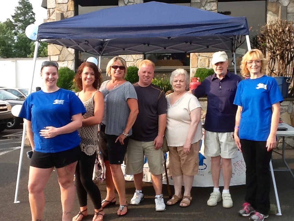 Local Residents, Politicans Dine Out in Support of Sidewalks