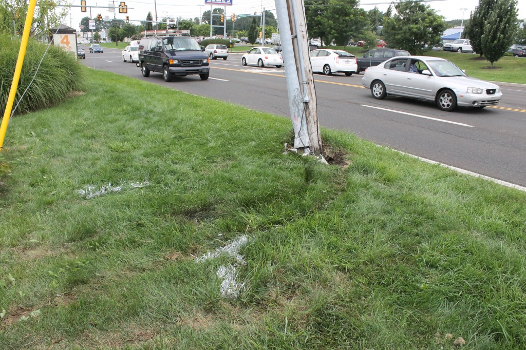 Car Hits Pole Along East Lincoln Highway