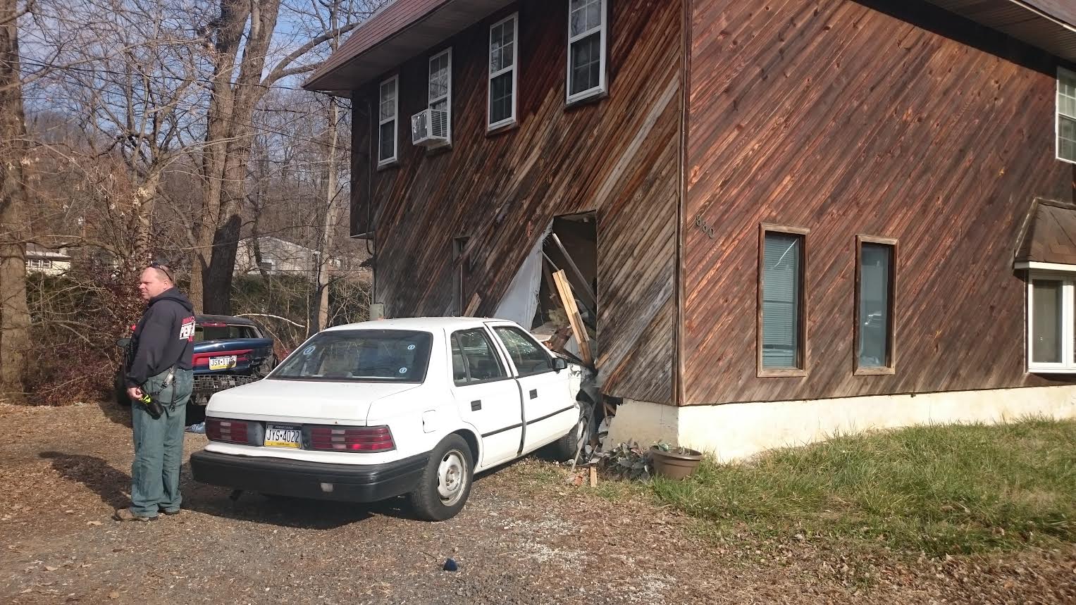 Car Strikes House In Middletown