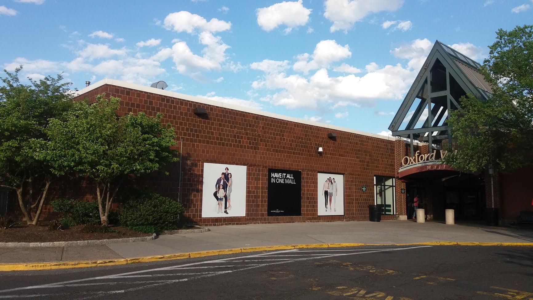 Mall-Goers Call Police After Seeing Possible Child Abuse