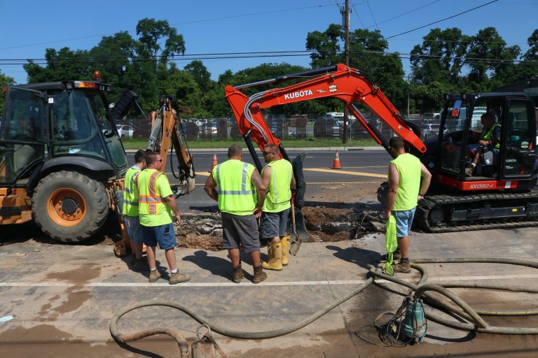 UPDATED: Crews Work To Repair Water Main Break - LevittownNow.com