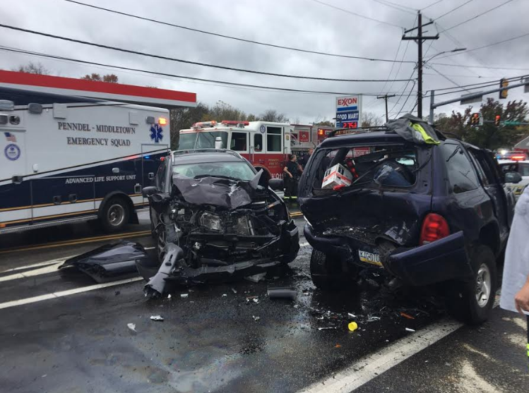 Four People Hurt In New Falls Road Smashup