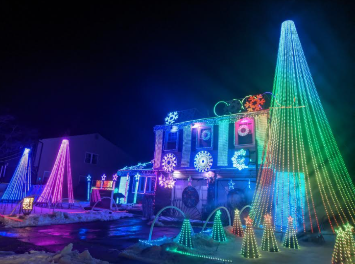Color Blind Man Behind Elaborate Christmas Display Sees It In Full Glory For First Time