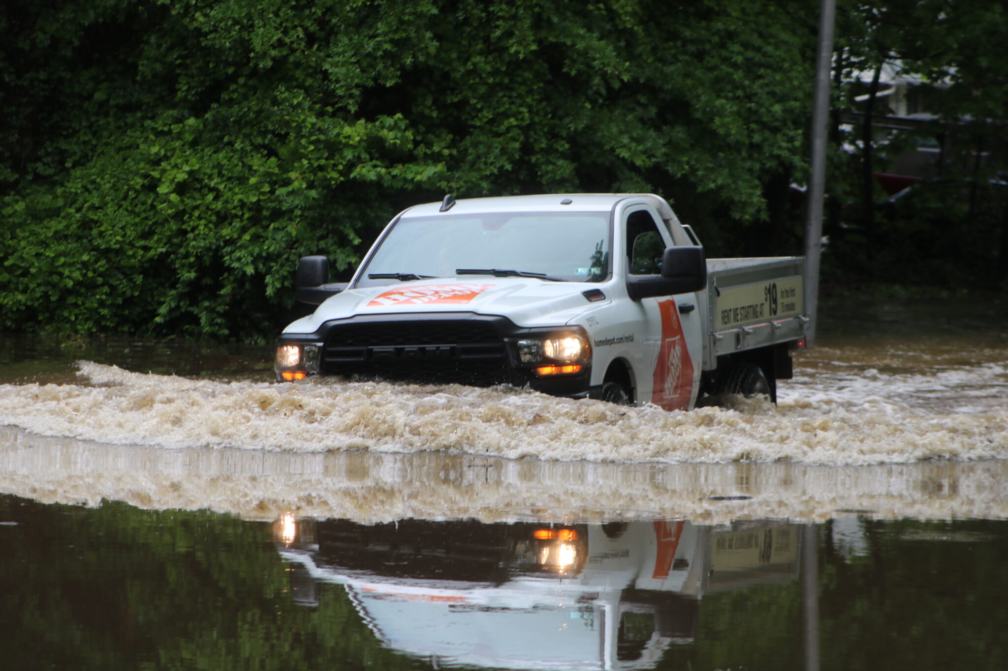 Flash Flooding Strands Cars, Catches Motorists Off Guard - LevittownNow.com
