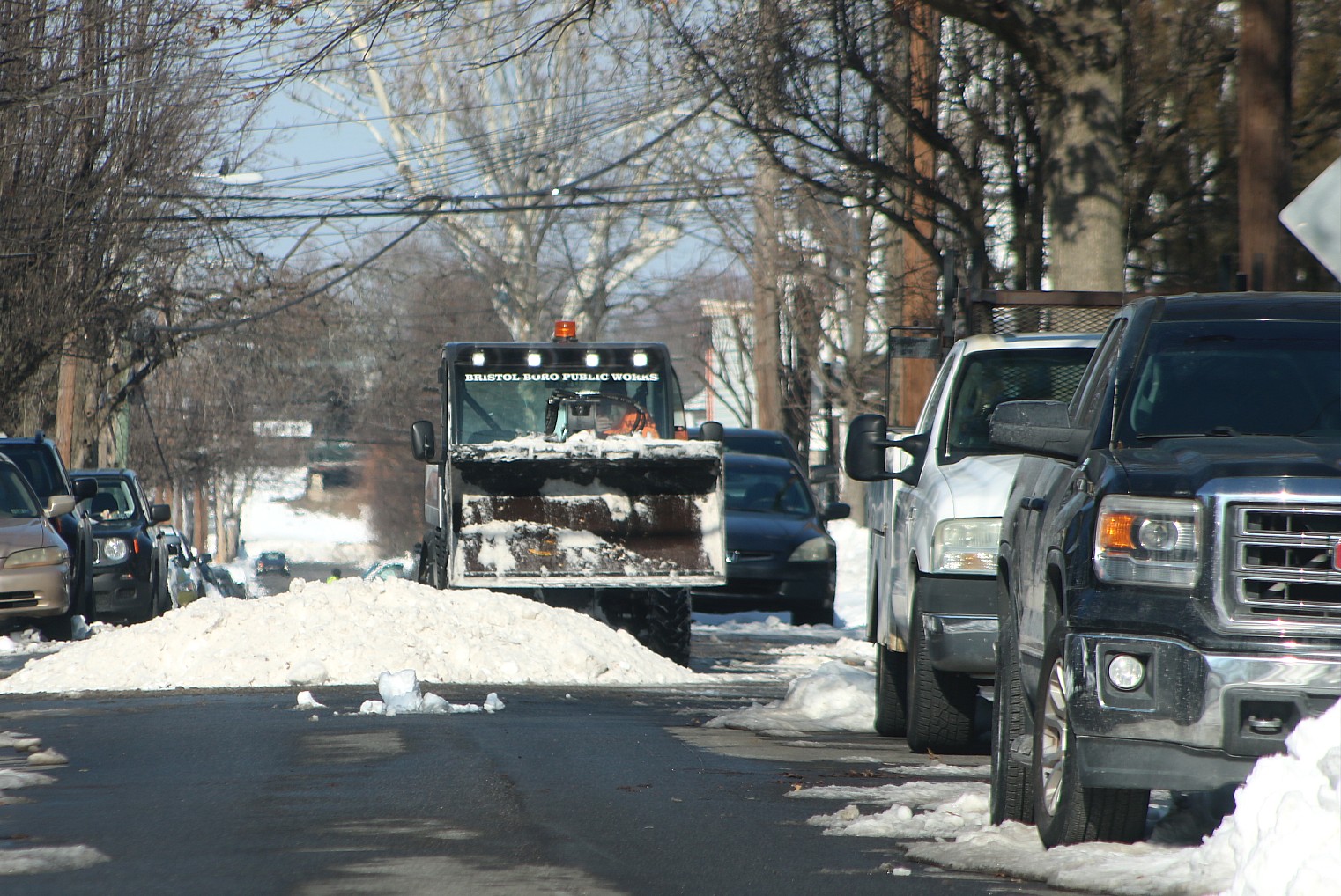 Bristol Crews Battle Lots Of Snow & Narrow Streets