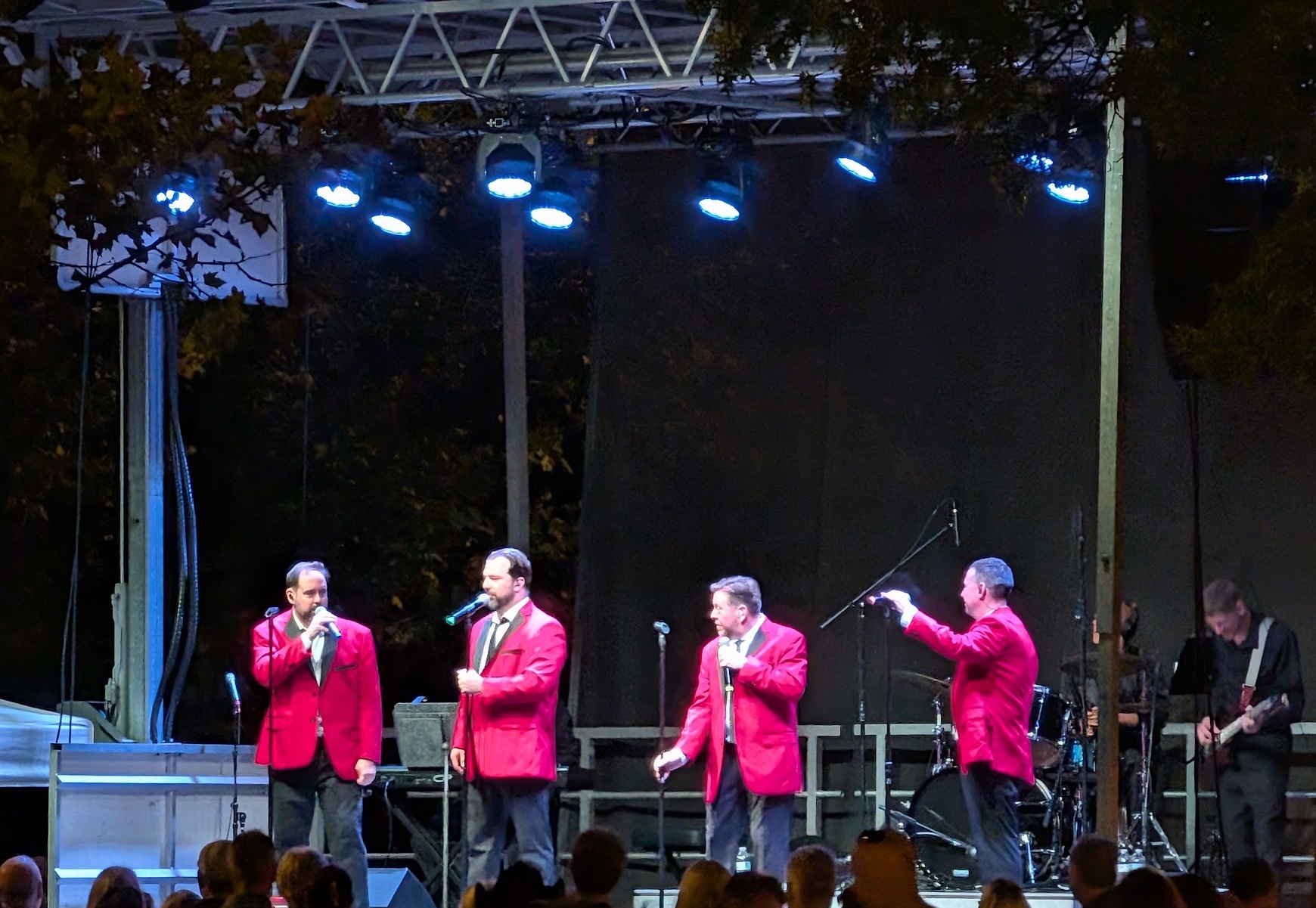 PHOTOS: Oldies Groups Wow Bristol Audience