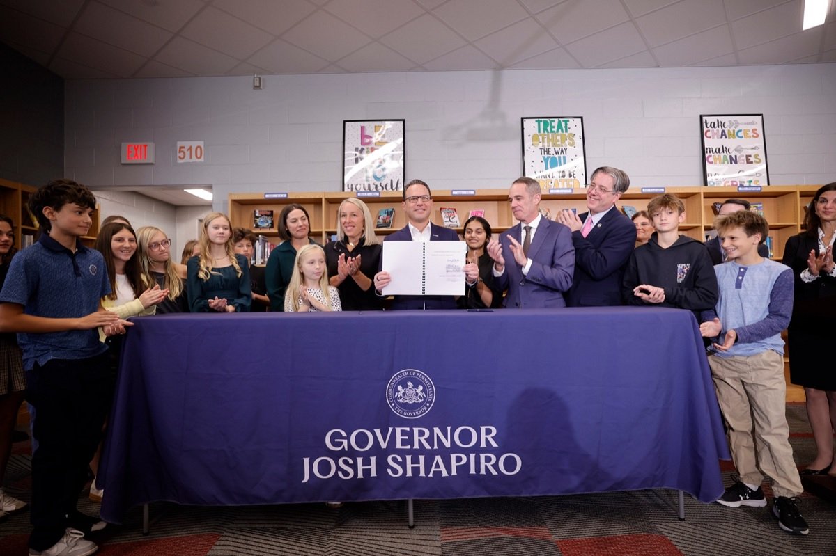 In Bucks County, Governor Signs Bell-To-Bell Cellphone Ban For Schools